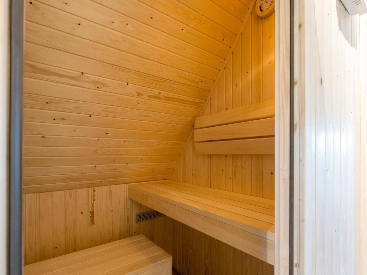 Holiday Home In Scherpenisse With Bubble Bath Exteriör bild